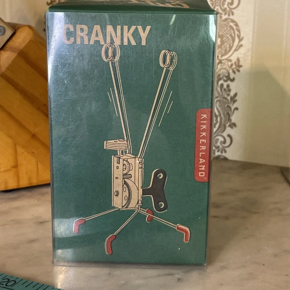 NIB kikkerland Windup Cranky Green Metal Creature Jittering Moving Paper Holder